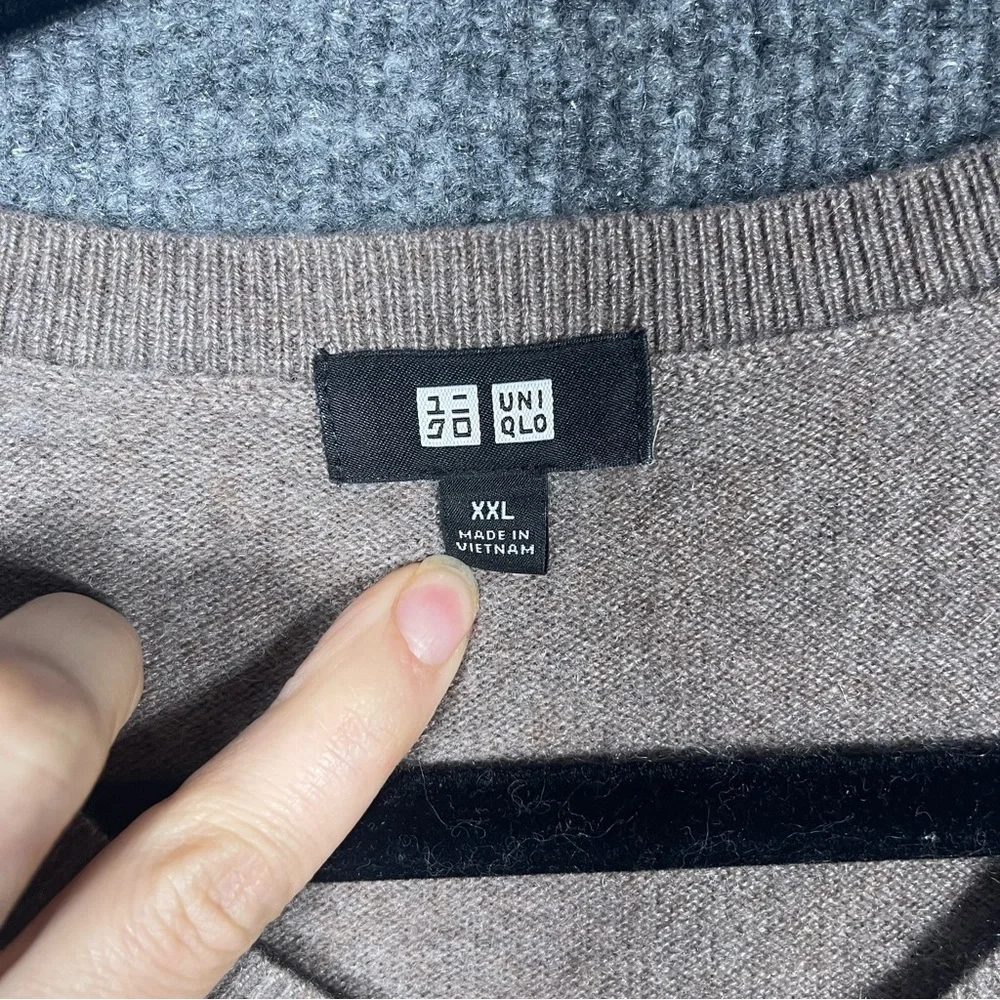 Uniqlo Men’s‎ XXL 100% Cashmere V Neck Sweater Oatmeal Light Brown Preppy Casual